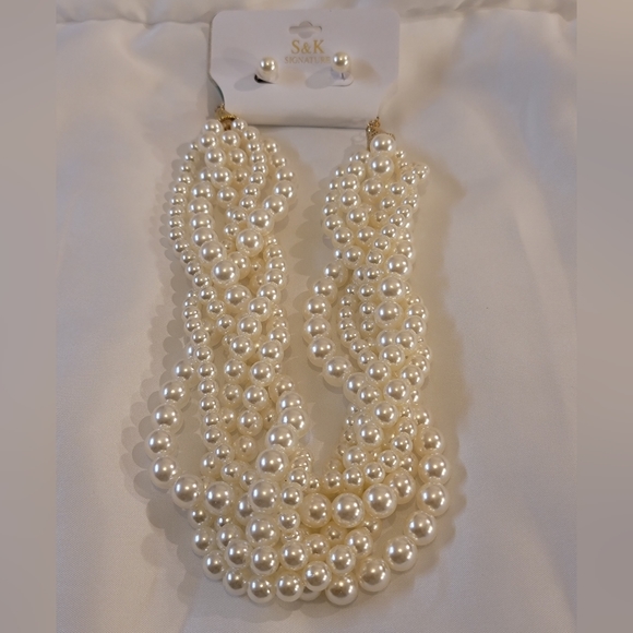 Multi-strand fashion pearl necklace & earrings. 20 in long & 2 in wide WWT - Picture 2 of 4